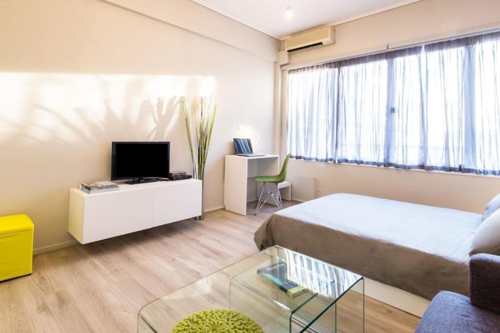 Televízia a/alebo spoločenská miestnosť v ubytovaní Treat yourself w. this central City-break studio!