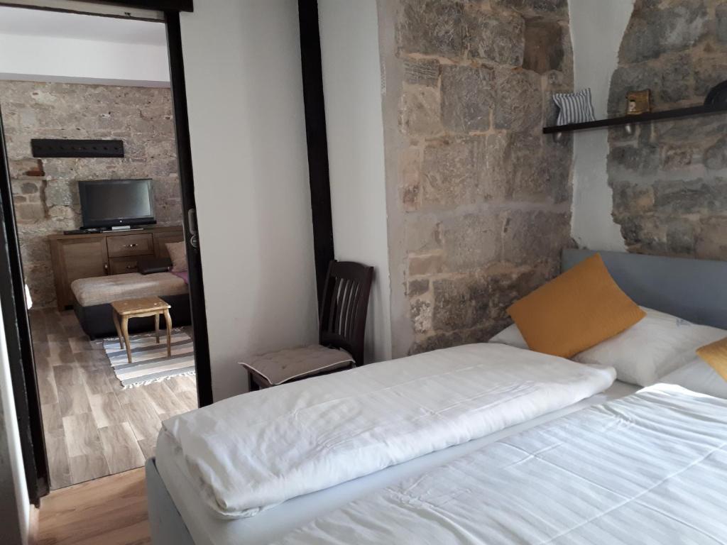 Postel nebo postele na pokoji v ubytování Elena Rooms