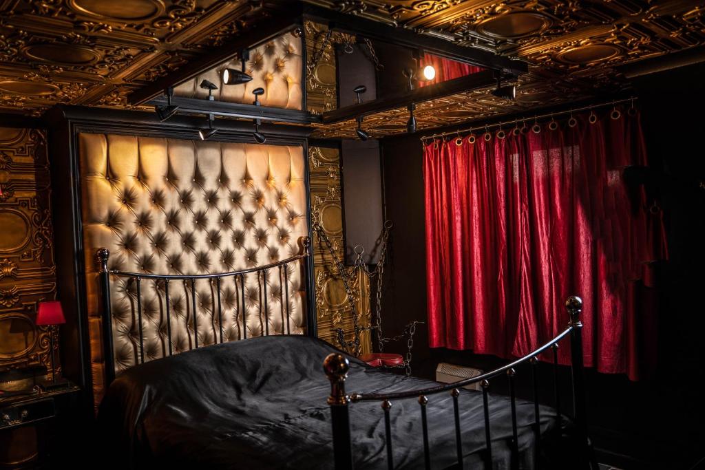 Seating area sa Brighton Erotic Boudoir