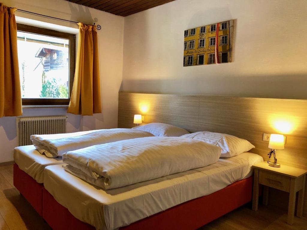 Postel nebo postele na pokoji v ubytování Hotel Schöne Aussicht
