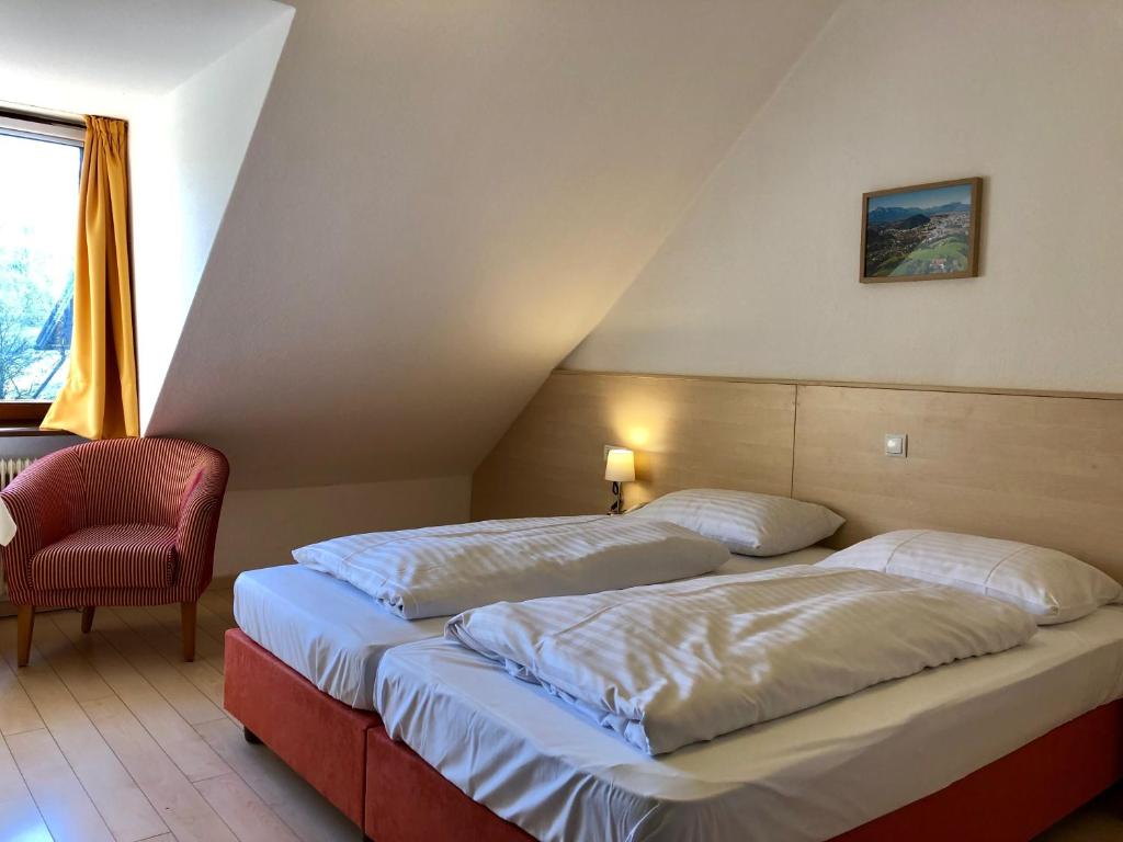 Postel nebo postele na pokoji v ubytování Hotel Schöne Aussicht