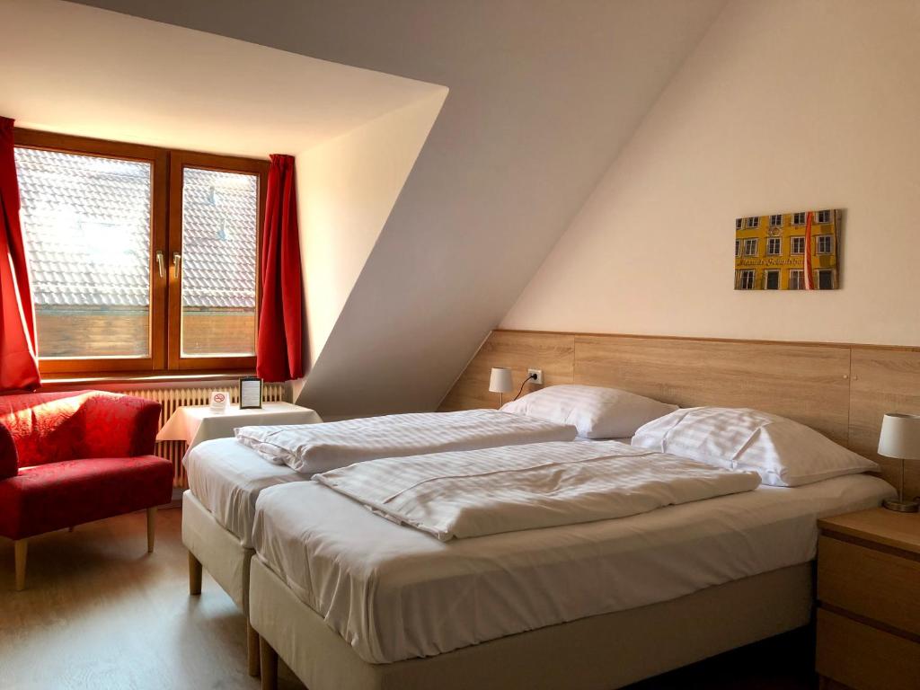 Postel nebo postele na pokoji v ubytování Hotel Schöne Aussicht