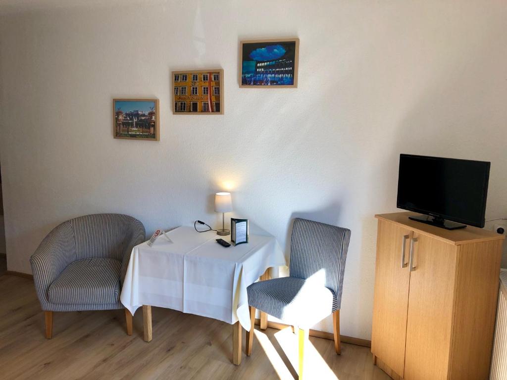 TV a/nebo společenská místnost v ubytování Hotel Schöne Aussicht