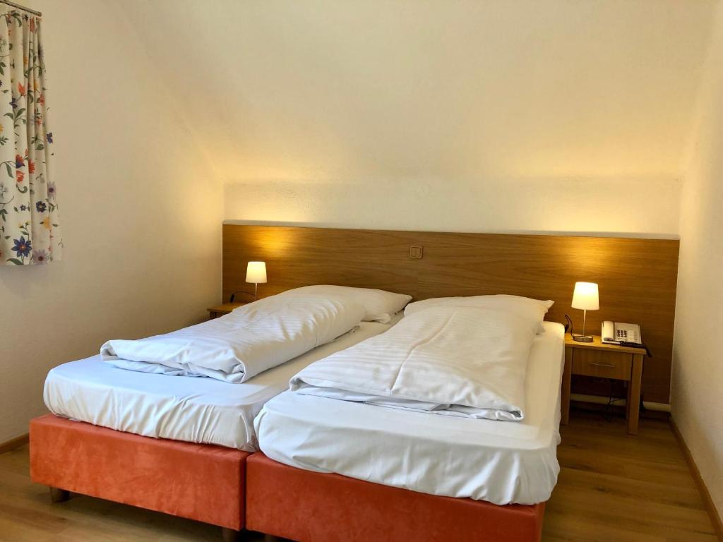Postel nebo postele na pokoji v ubytování Hotel Schöne Aussicht