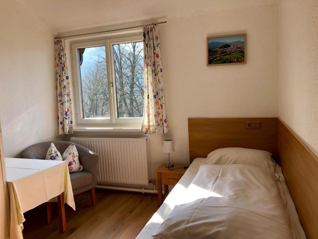 Postel nebo postele na pokoji v ubytování Hotel Schöne Aussicht