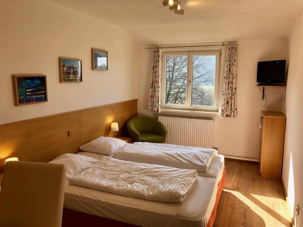 Postel nebo postele na pokoji v ubytování Hotel Schöne Aussicht