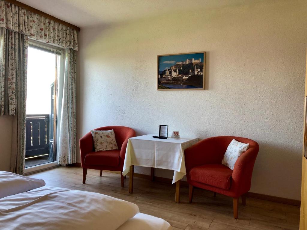 Postel nebo postele na pokoji v ubytování Hotel Schöne Aussicht