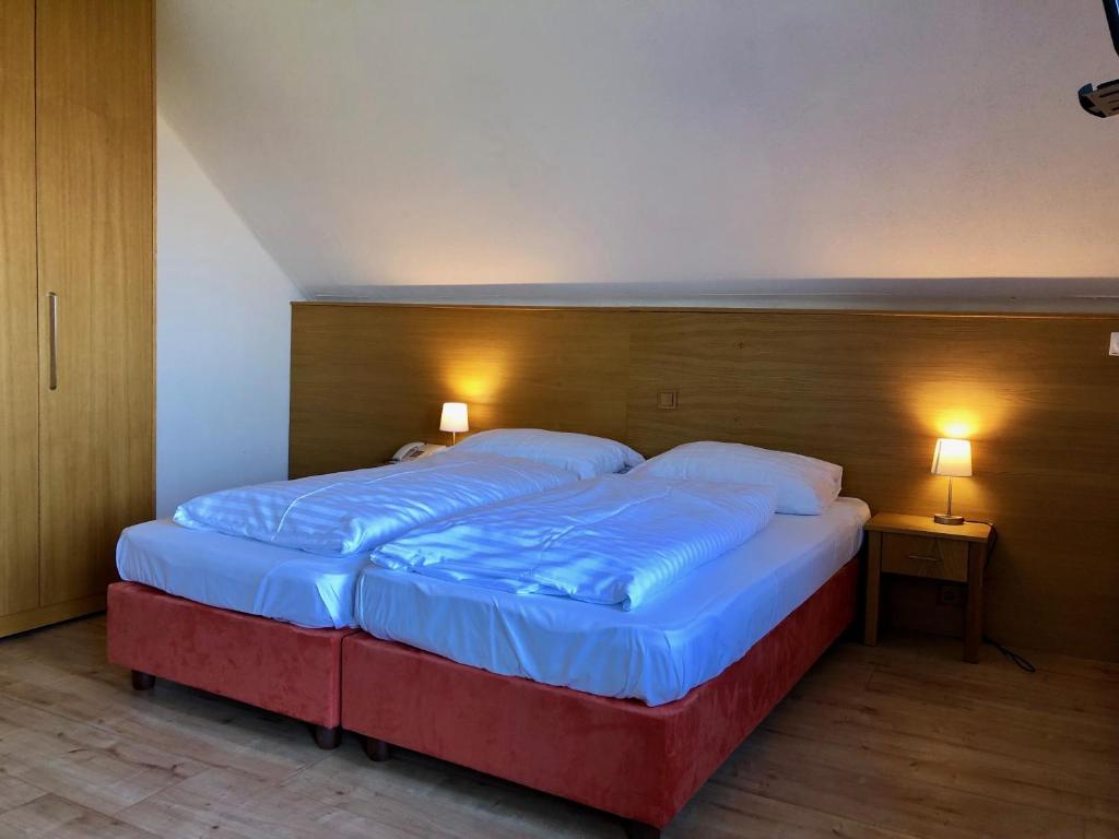 Postel nebo postele na pokoji v ubytování Hotel Schöne Aussicht