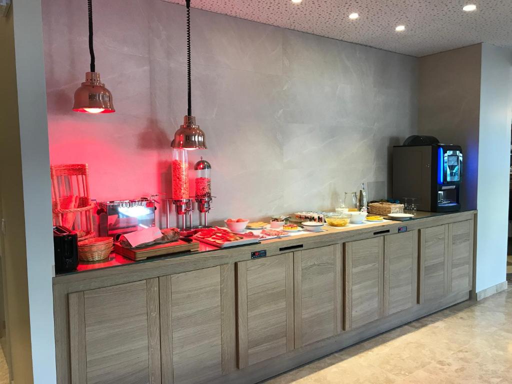 Kuchyň nebo kuchyňský kout v ubytování Hotel Le Provencal LogisHotels