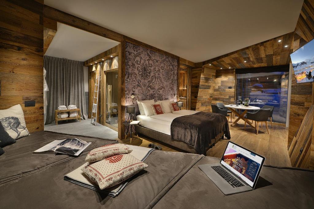 Televízia a/alebo spoločenská miestnosť v ubytovaní Hotel Piccolo Tibet