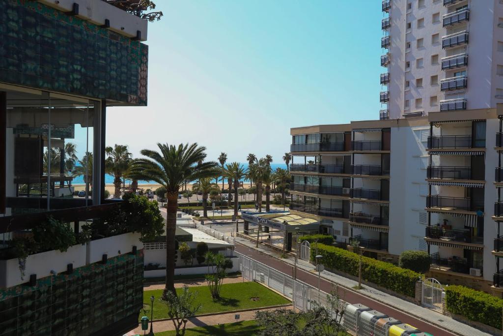 uitzicht op een stad met palmbomen en gebouwen bij COSTA DAURADA APARTAMENTS - Formentor 736 in Salou
