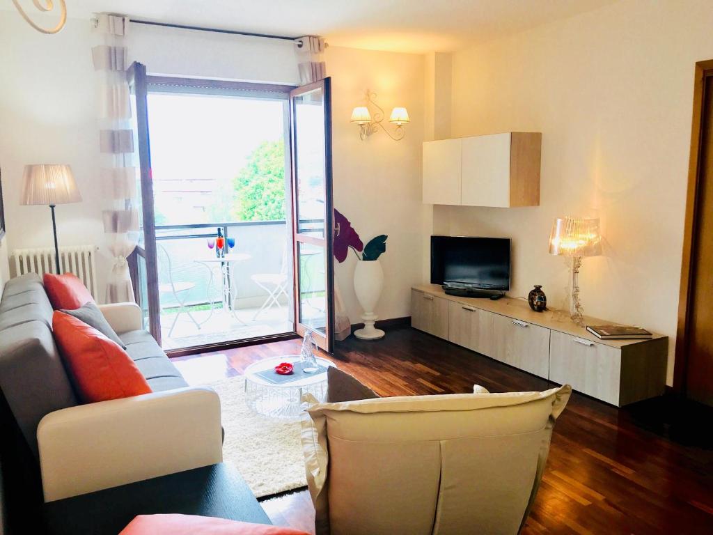 Televízia a/alebo spoločenská miestnosť v ubytovaní CHIC PANORAMIC APARTMENT