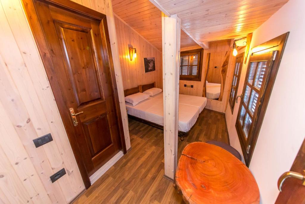 Uma cama ou camas num quarto em Heraklis Hotel