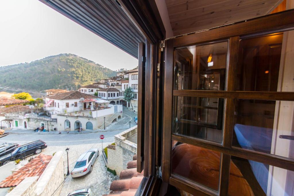 Uma vista geral da montanha ou uma vista da montanha a partir do hotel