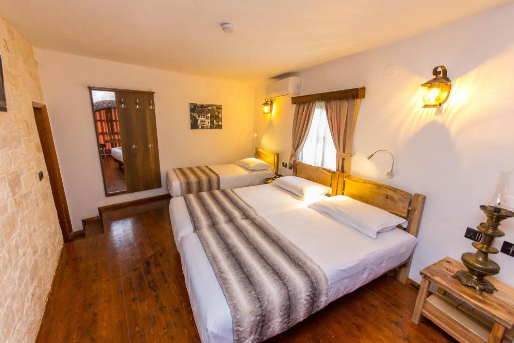 Uma cama ou camas num quarto em Heraklis Hotel