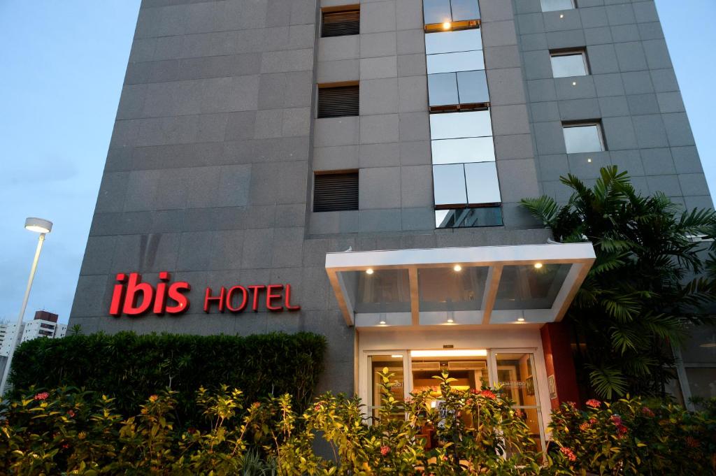 a hotel with the sign of its hotel at ibis Recife Boa Viagem in Recife