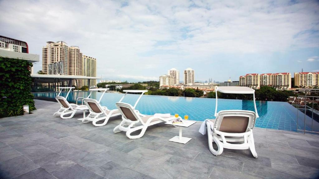 吉隆坡的住宿－吉隆坡金地花園服務式套房民宿，坐在建筑物屋顶上的一组椅子