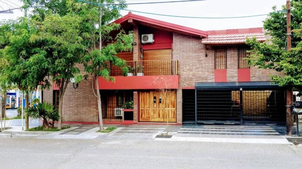 un edificio de ladrillo rojo con puerta de madera en Bombal Departamentos en Mendoza