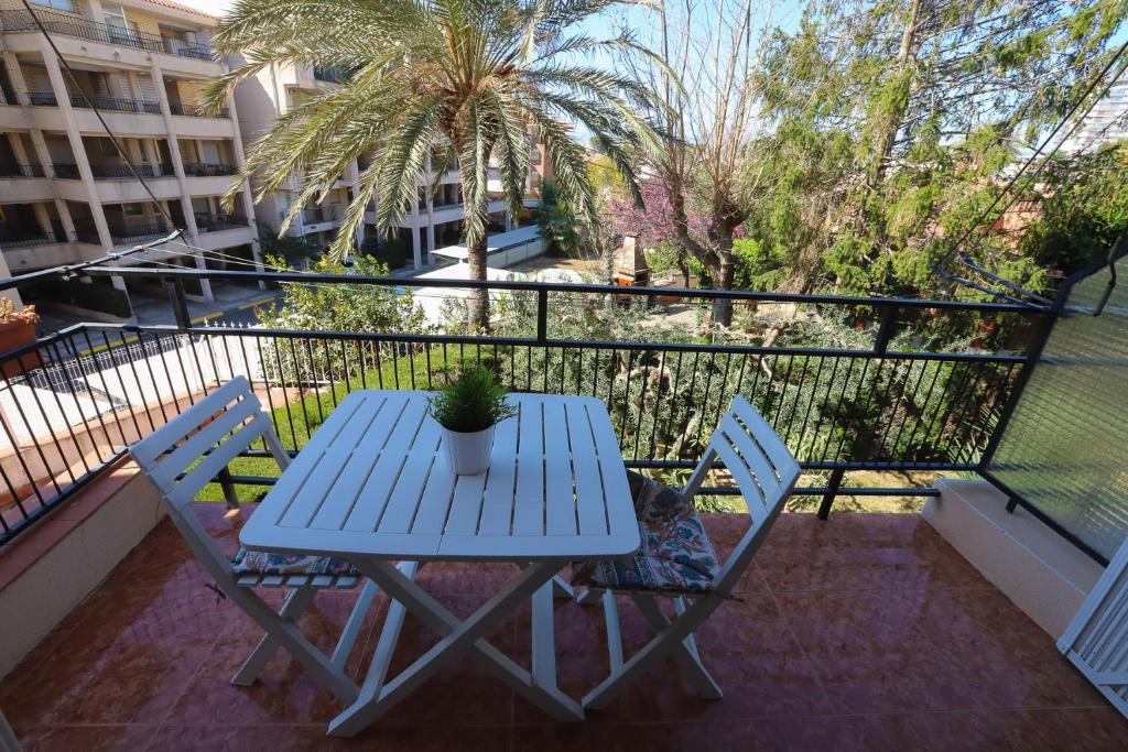 een blauwe tafel en 2 stoelen op een balkon bij COSTA DAURADA APARTAMENTS - Pompeyo in Cambrils