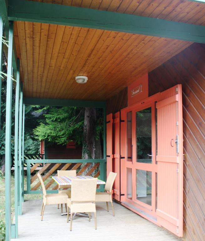 Camping Domaine du Lac Chambon - Chalet