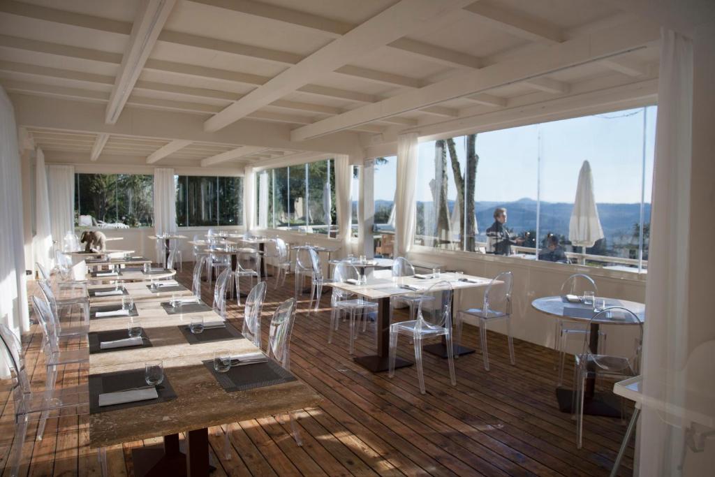 Reštaurácia alebo iné gastronomické zariadenie v ubytovaní Villa I Barronci Resort & Spa