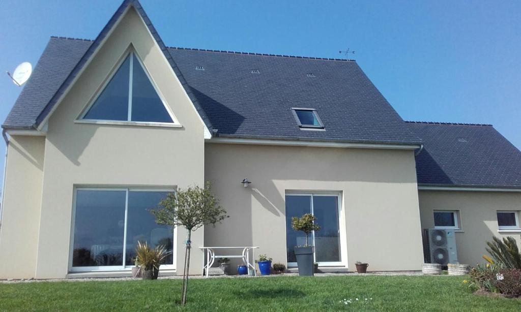 a white house with a pitched roof at Chambre d'hôtes de la Galie in Sainte-Marie-du-Mont