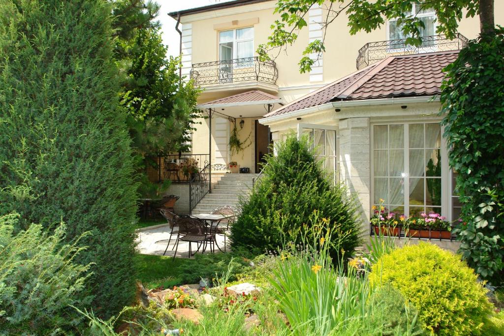 a house with a garden in front of it at Crokus SPA in Essentuki