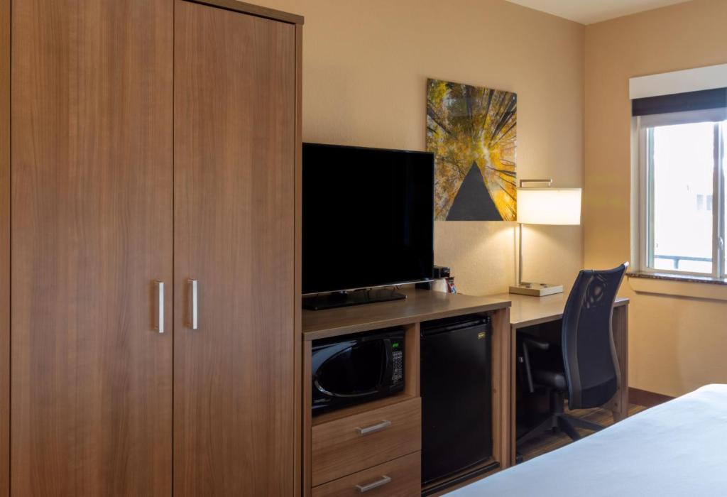 Boulder University Inn - Queen Room With Two Queen Beds