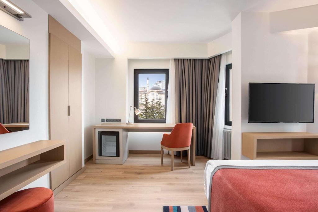 TV a/nebo společenská místnost v ubytování TRYP by Wyndham Ankara Oran