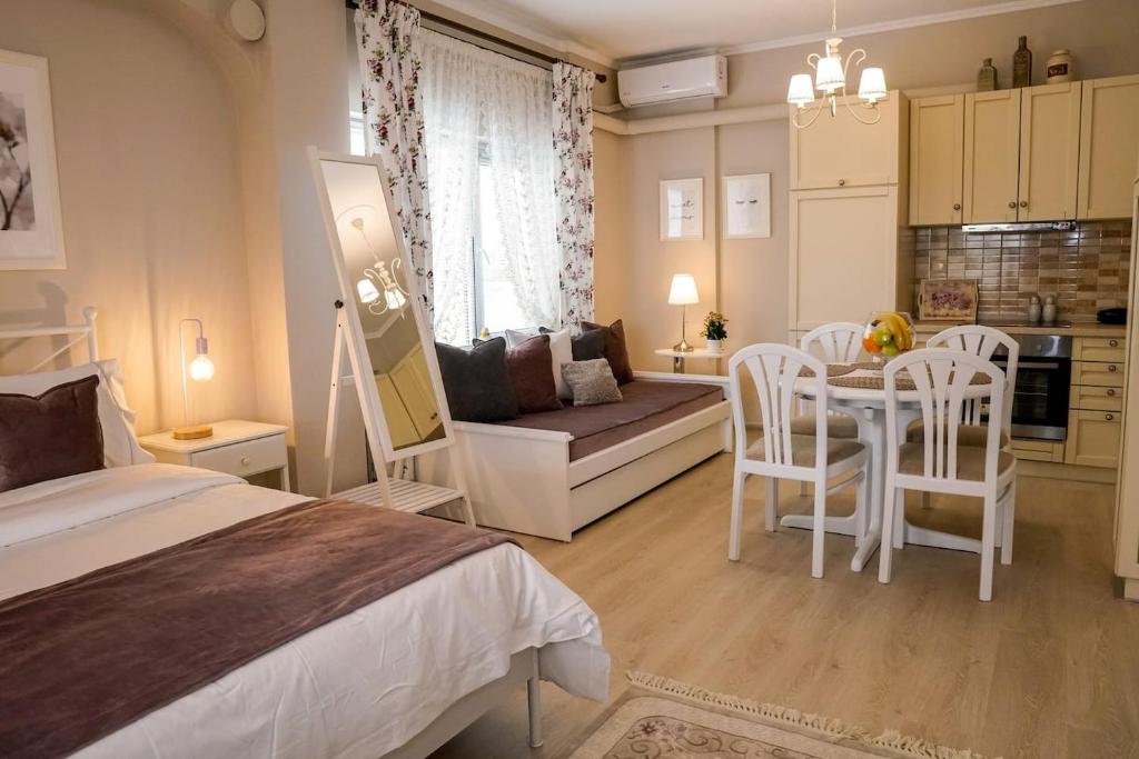 sypialnia z łóżkiem i stołem oraz kuchnia w obiekcie Dream Studios w mieście Orestiada