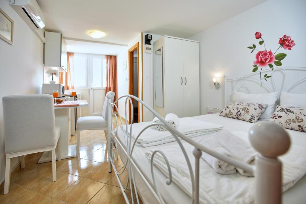 Habitación hospitalaria con cama y escritorio en Studio Kristic, en Dubrovnik