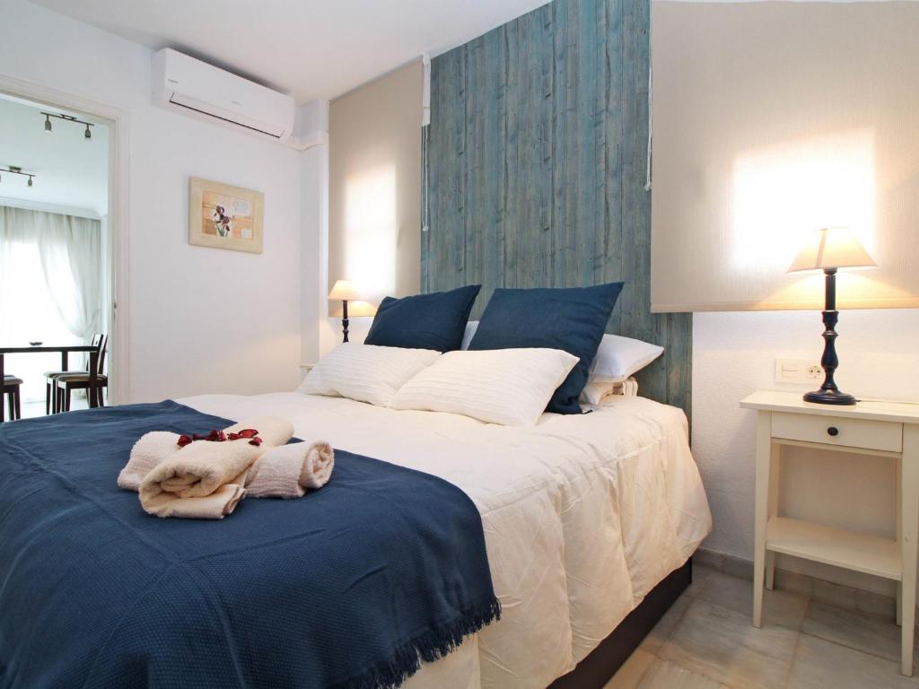 A bed or beds in a room at Del parque flats malagueta beach