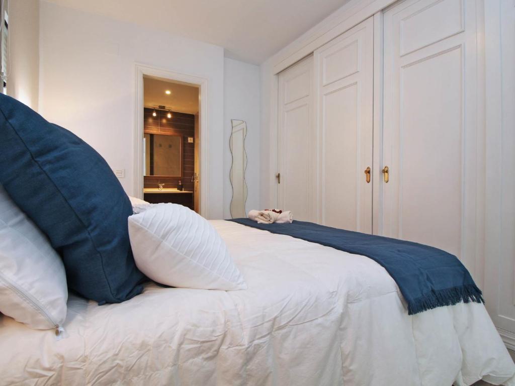 A bed or beds in a room at Del parque flats malagueta beach