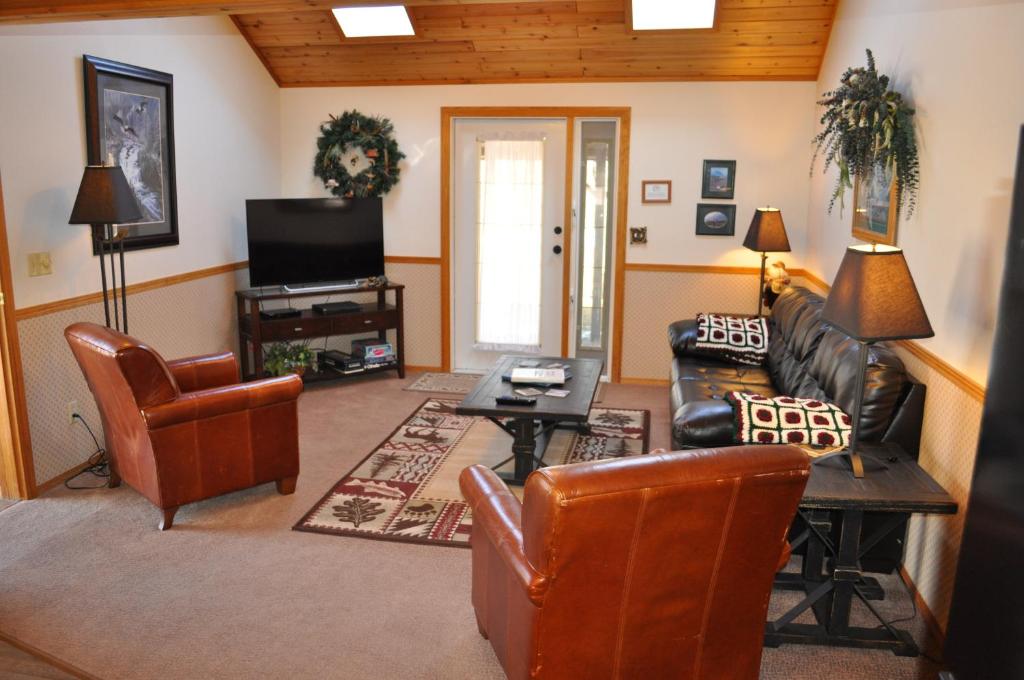 TV a/nebo společenská místnost v ubytování Rocky Ridge Country Lodge