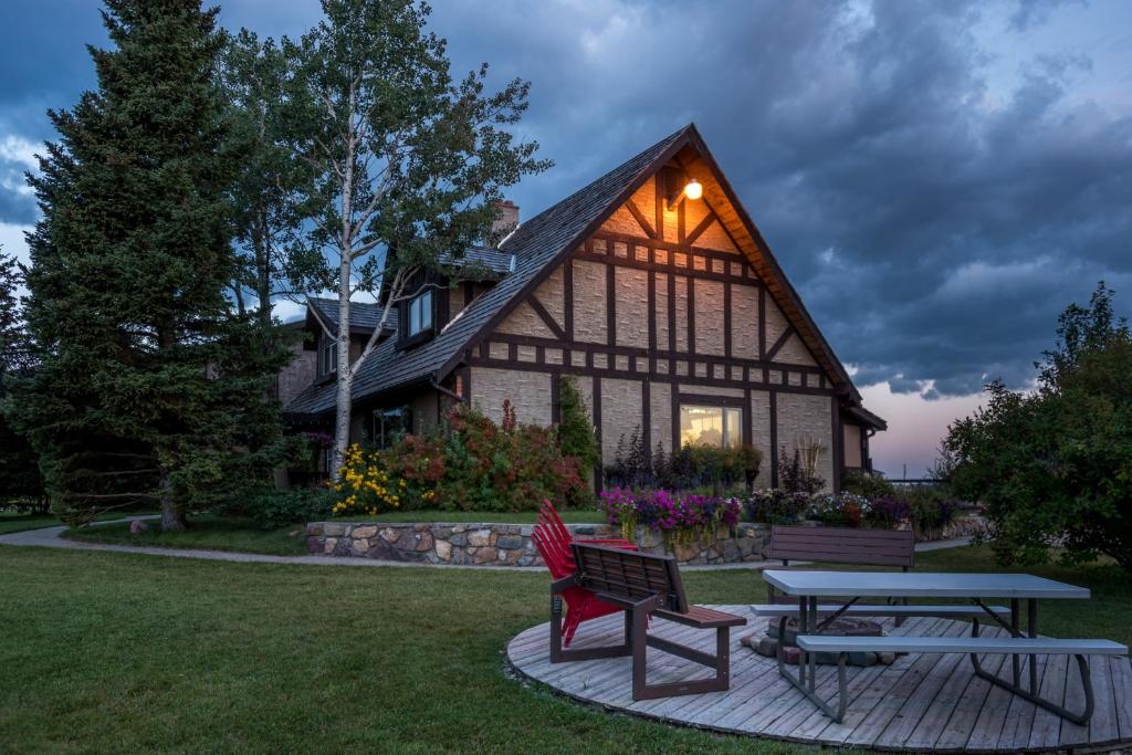 Rocky Ridge Country Lodge في Mountain View: منزل أمامه طاولة نزهة