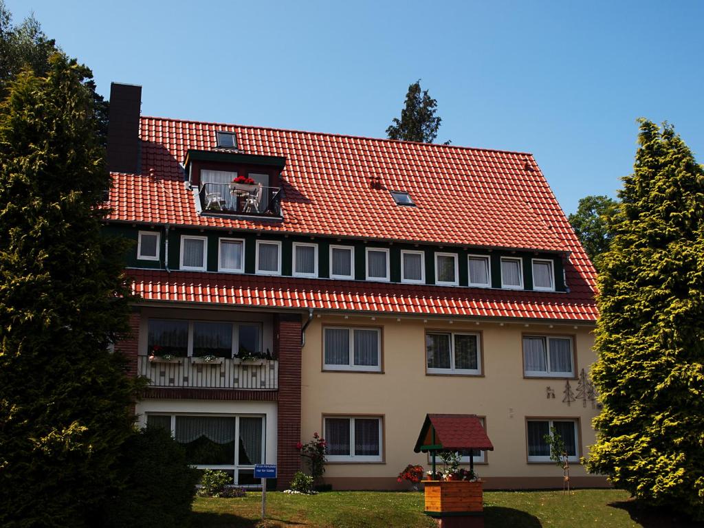 un grande edificio con tetto rosso di Pension Volkert a Bad Sachsa