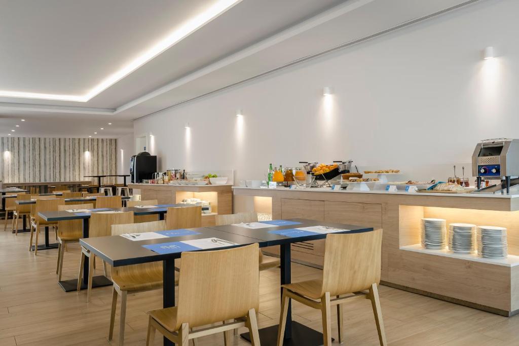 Um restaurante ou outro lugar para comer em ClipHotel