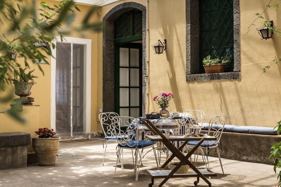 een tafel en stoelen op een patio bij b&b Lu Paradisu in Capo Mulini