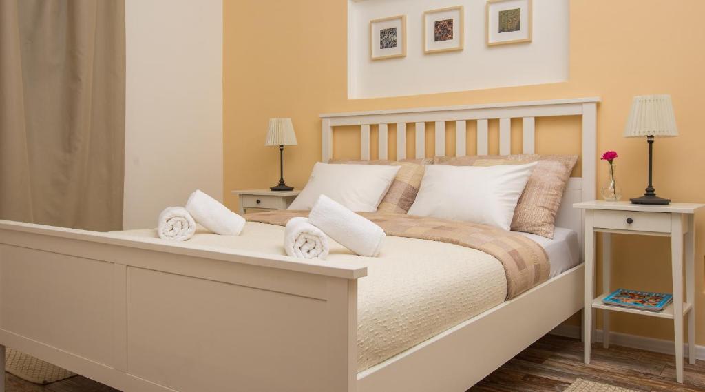 1 dormitorio con cama blanca y almohadas blancas en Dub Apartments Zagreb - free parking, en Zagreb