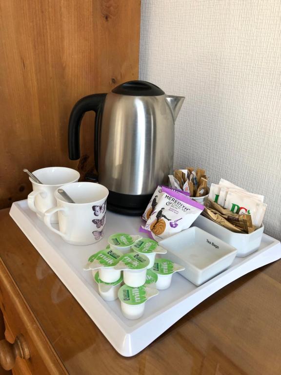 Příslušenství pro přípravu čaje a kávy v ubytování Meadowcroft Guest House