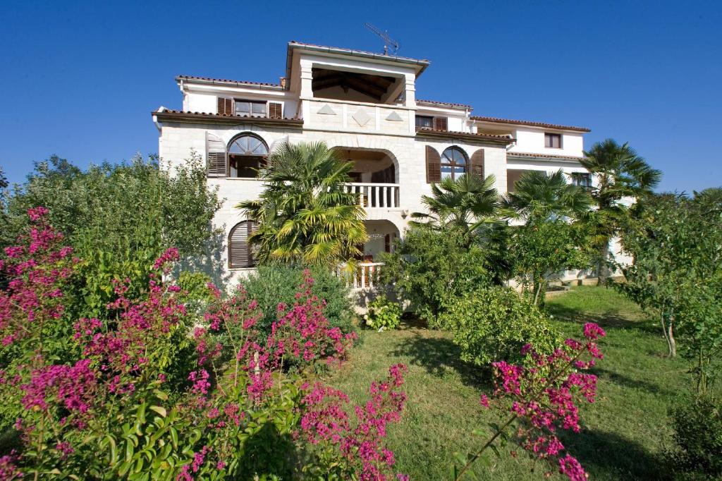 ein Haus auf einem Hügel mit rosa Blumen in der Unterkunft Korsa in Sveti Lovrec * Istrien in Sveti Lovreč Pazenatički