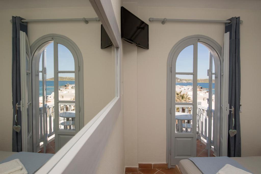 TV a/nebo společenská místnost v ubytování ALMYRA SeaView Maisonette in Naousa