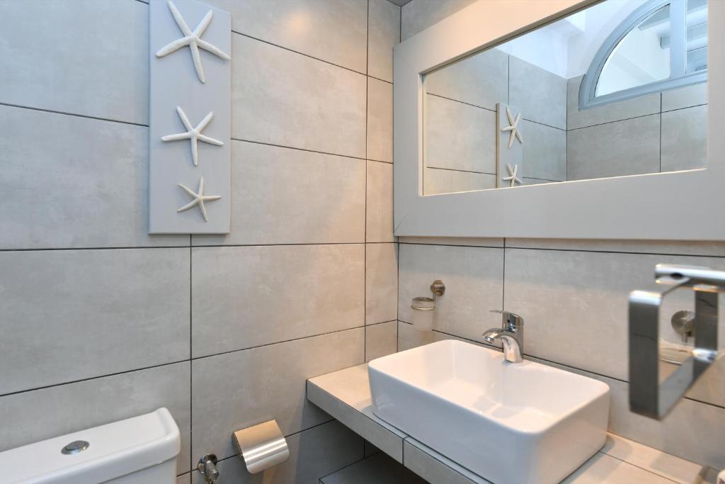 Koupelna v ubytování ALMYRA SeaView Maisonette in Naousa