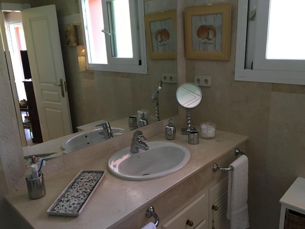 Kúpeľňa v ubytovaní Luxury Apartment in 5 Star Urbanization