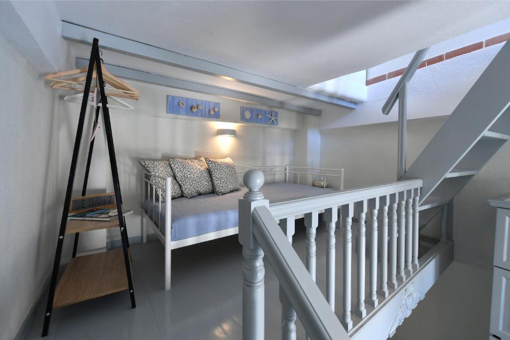 Postel nebo postele na pokoji v ubytování ALMYRA SeaView Maisonette in Naousa