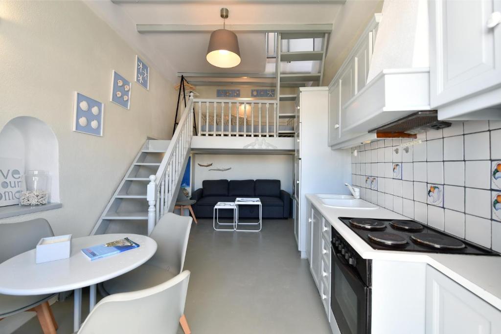 Kuchyň nebo kuchyňský kout v ubytování ALMYRA SeaView Maisonette in Naousa