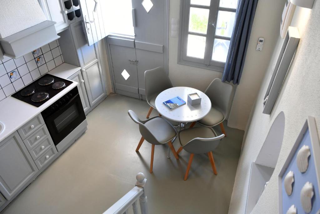 Kuchyň nebo kuchyňský kout v ubytování ALMYRA SeaView Maisonette in Naousa