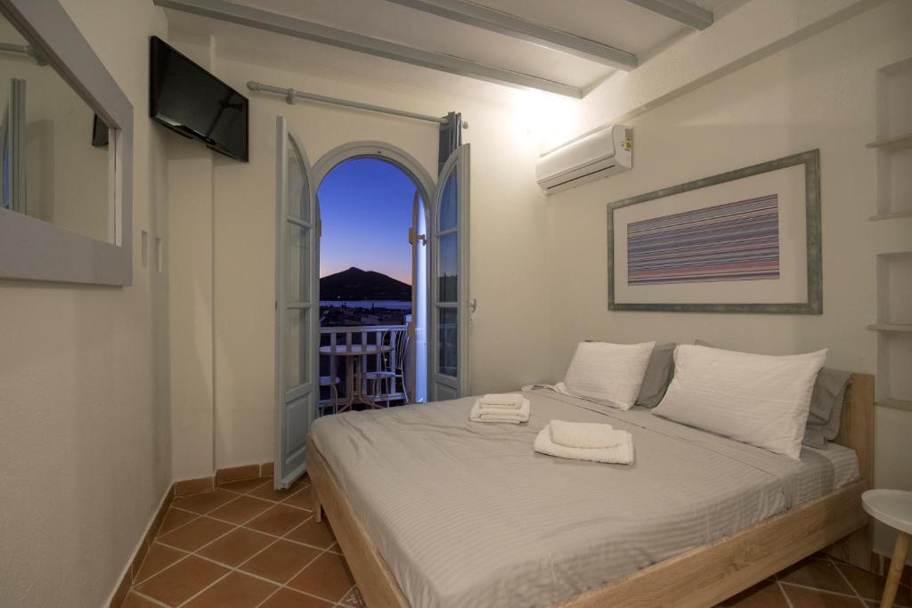 Postel nebo postele na pokoji v ubytování ALMYRA SeaView Maisonette in Naousa