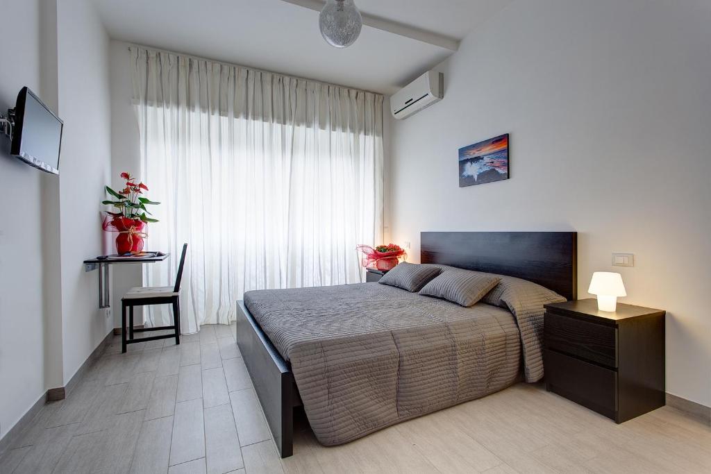 - une chambre avec un lit, une table et une chaise dans l'établissement Elements Guest House, à Rome