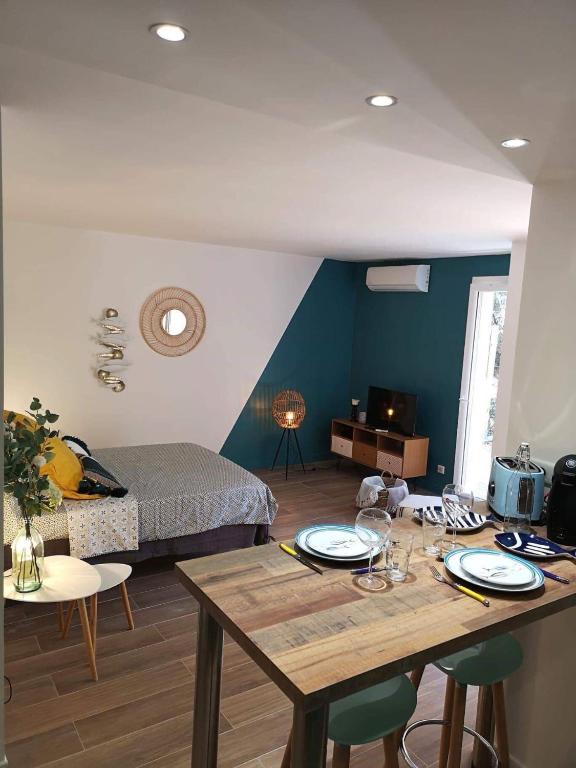 Cette chambre comprend un lit et une table avec des plaques de cuisson. dans l'établissement Grand studio 35m2 centre ville, à LʼÎle-Rousse